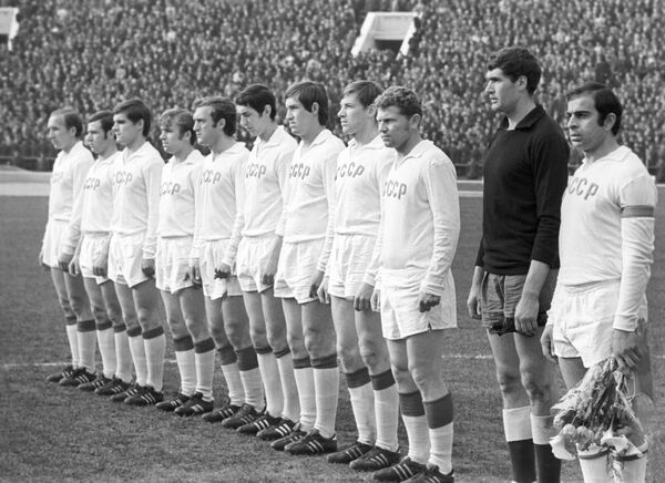 Футболисты сборной СССР во время чемпионата Европы 1972 года. - Sputnik Azərbaycan