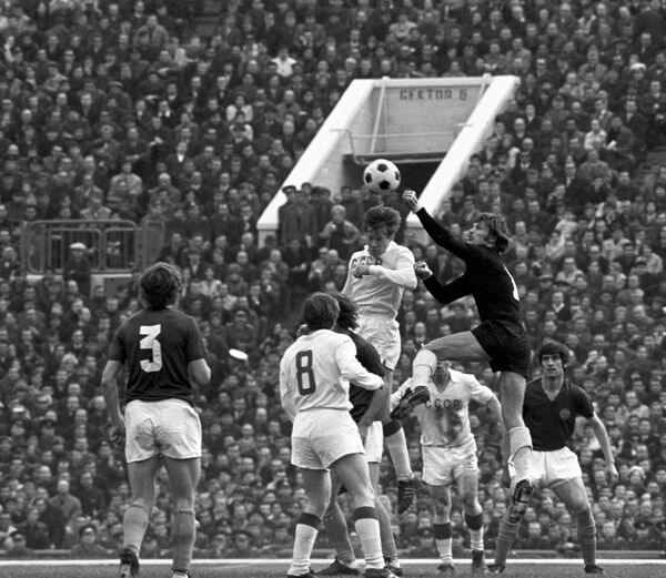 Игровой момент четвертьфинального матча чемпионата Европы 1972 года между сборными СССР и Югославии. - Sputnik Azərbaycan