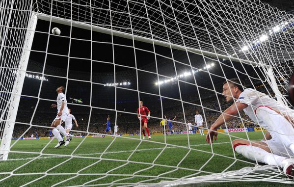 Джон Терри выбивает мяч из пустых ворот в матче ЕВРО-2012. - Sputnik Azərbaycan