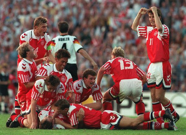 Футболисты сборной Дании радуются победе в финальном матче чемпионата Европы 1992 года - Sputnik Азербайджан