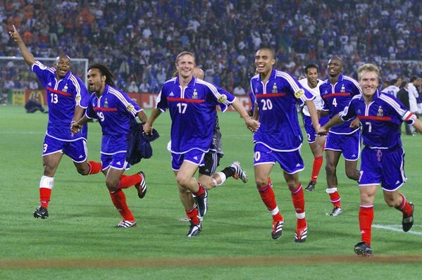 Футболисты сборной Франции радуются победе на ЕВРО-2000 - Sputnik Azərbaycan