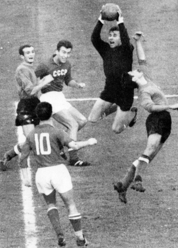 Голкипер сборной СССР Лев Яшин в матче 1/8 финала чемпионата Европы 1964 года со сборной Италии - Sputnik Azərbaycan