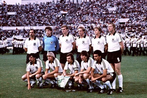 Футболисты сборной ФРГ перед началом финального матча ЕВРО-1980 - Sputnik Azərbaycan