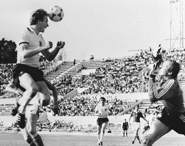 Нападающий сборной Германии Карл-Хайнц Румменигге атакует ворота чехословаков в матче ЕВРО-1980 - Sputnik Azərbaycan