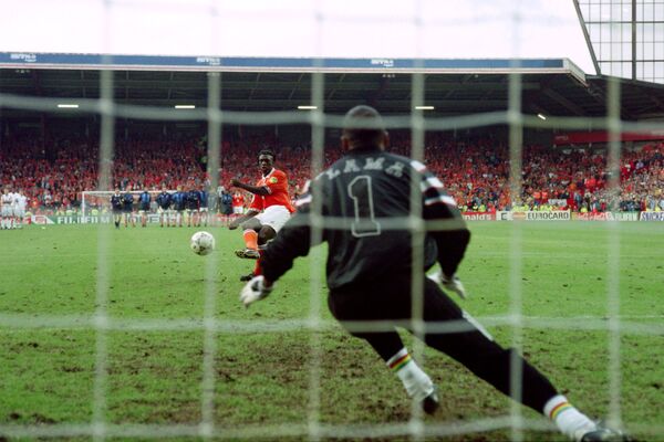 Кларенс Зеедорф бьет пенальти в ворота сборной Франции в четвертьфинале ЕВРО-1996 - Sputnik Азербайджан