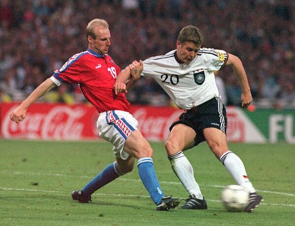 Справа налево: Оливер Бирхофф (Германия) и Карел Рада (Чехия) в финальном матче ЕВРО-1996 - Sputnik Азербайджан