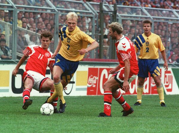 Игровой момент матча Дания - Швеция на ЕВРО-1992 - Sputnik Azərbaycan