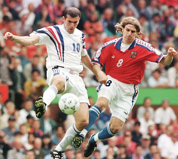 Слева направо: Зинедин Зидан (Франция) и Карел Поборски (Чехия) в полуфинальном матче ЕВРО-1996 - Sputnik Азербайджан