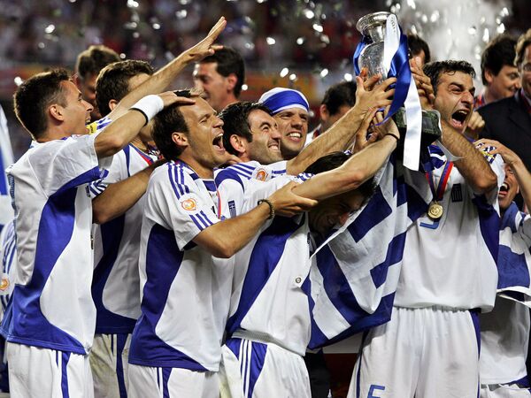 Футболисты сборной Греции празднуют победу на ЕВРО-2004 - Sputnik Azərbaycan