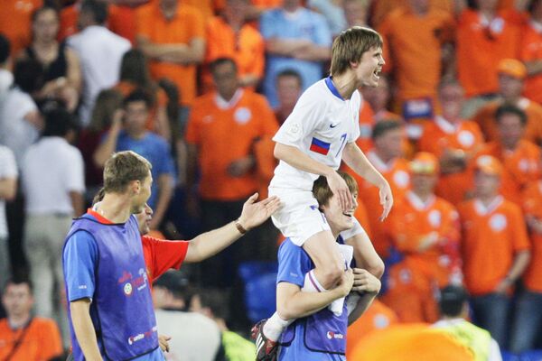Футболисты сборной России радуются голу в ворота голландцев в четвертьфинале ЕВРО-2008 - Sputnik Азербайджан