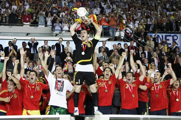 Футболисты сборной Испании празднуют победу на ЕВРО-2008 - Sputnik Азербайджан