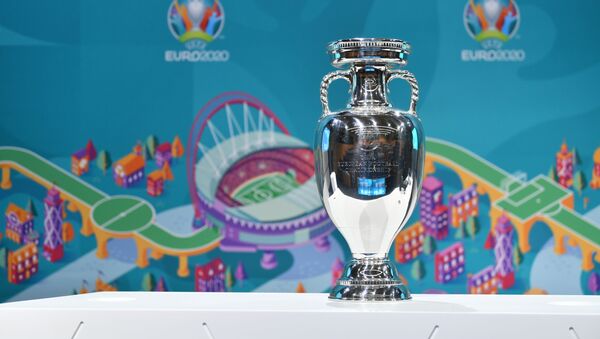 Кубок Анри Делонэ - трофей чемпионата Европы по футболу - Sputnik Azərbaycan
