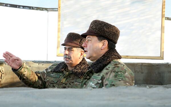Министр обороны Закир Гасанов провел рекогносцировку местности на учениях азербайджанской армии - Sputnik Азербайджан