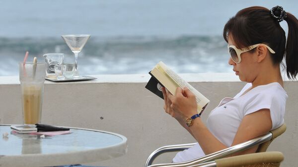 Женщина читает книгу, фото из архива - Sputnik Azərbaycan