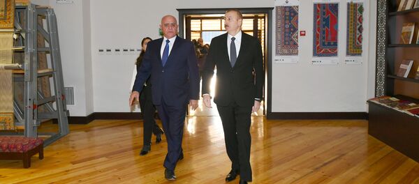 İlham Əliyev “Azərxalça” ASC-nin Ağstafa filialının fəaliyyəti ilə tanış olub İlham Əliyev “Azərxalça” ASC-nin Ağstafa filialının fəaliyyəti ilə tanış olub - Sputnik Азербайджан