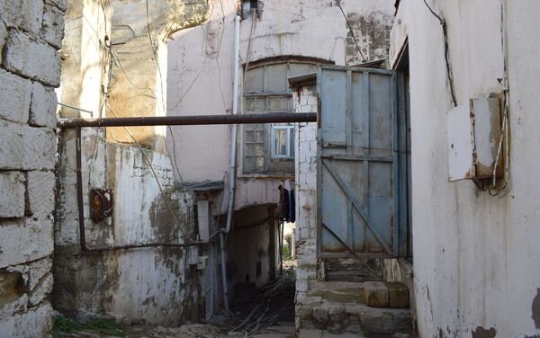 Аварийное здание в Сабаильском районе Баку - Sputnik Азербайджан