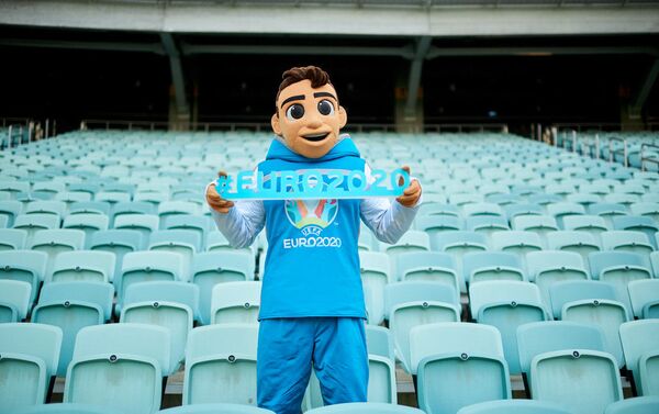 Официальный талисман чемпионата Европы по футболу 2020 Скиллзи на Бакинском олимпийском стадионе - Sputnik Азербайджан