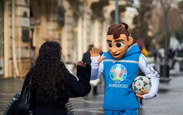 Официальный талисман чемпионата Европы по футболу 2020 Скиллзи в центре Баку - Sputnik Азербайджан