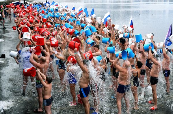 Жители Красноярска во время установления рекорда России по массовому обливанию холодной водой - Sputnik Азербайджан