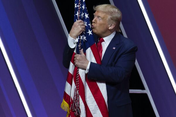 Donald Tramp ABŞ bayrağını öpür - Sputnik Azərbaycan