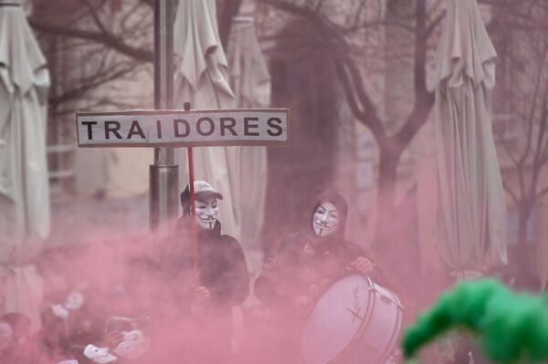 Во время демонстрации в Мадриде с требованием повысить зарплату - Sputnik Азербайджан
