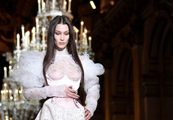 Model Bella Hadid Parisdə moda həftəsində - Sputnik Azərbaycan