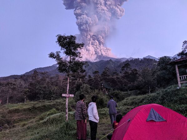 Извержение вулкана Мерапи в Индонезии - Sputnik Азербайджан