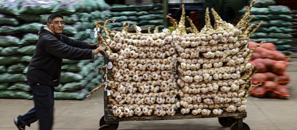 Тележка с чесноком, фото из архива Тележка с чесноком, фото из архива - Sputnik Азербайджан