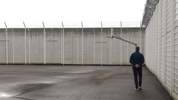  Мужчина гуляет во дворе тюрьмы, фото из архива - Sputnik Azərbaycan