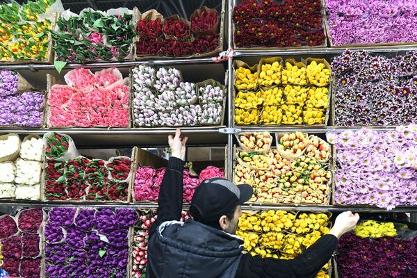 Продажа цветов накануне 8 марта - Sputnik Азербайджан