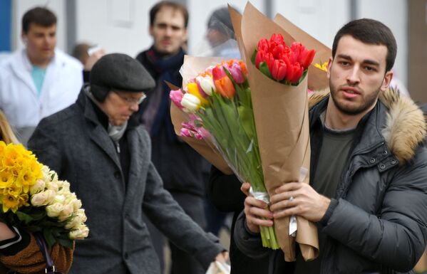 Продажа цветов накануне 8 марта - Sputnik Азербайджан