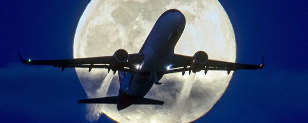 Самолет на фоне полной луны  - Sputnik Азербайджан
