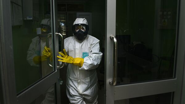 Медицинский работник в инфекционном отделение, фото из архива - Sputnik Azərbaycan
