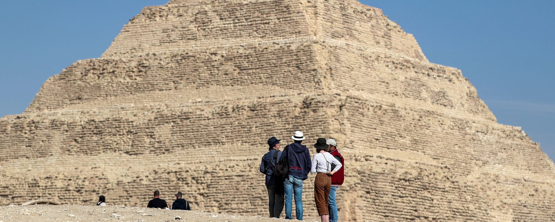 Туристы у пирамиды Джосера в Египте - Sputnik Азербайджан, 1920, 15.01.2024
