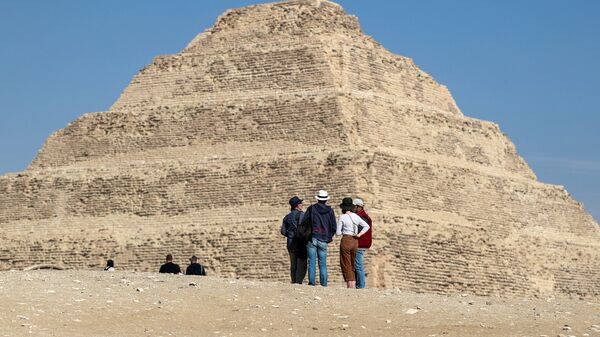 Туристы у пирамиды Джосера в Египте - Sputnik Азербайджан