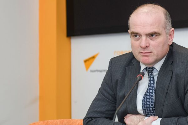 Манат сейчас - не тот, что в 2015 году: эксперты о возможности девальвации в Азербайджане Манат сейчас - не тот, что в 2015 году: эксперты о возможности девальвации в Азербайджане - Sputnik Азербайджан