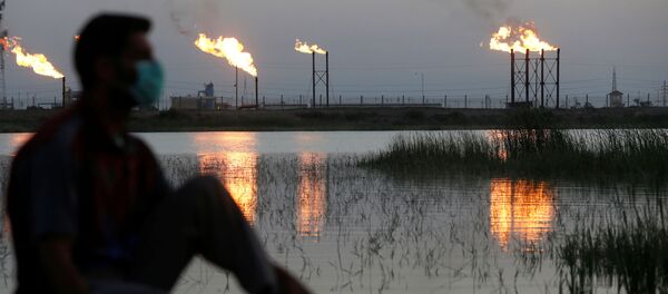 Человек в маске рядом с нефтяными качалками, фото из архива Человек в маске рядом с нефтяными качалками, фото из архива - Sputnik Азербайджан