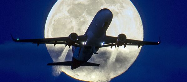 An aircraft passes the rising full moon An aircraft passes the rising full moon - Sputnik Азербайджан