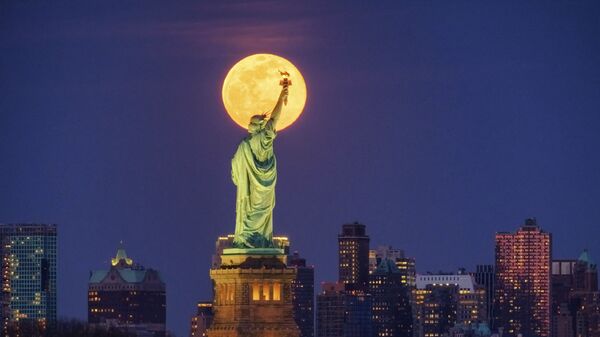 Статуя Свободы на фоне полной луны в Нью-Йорке  - Sputnik Azərbaycan