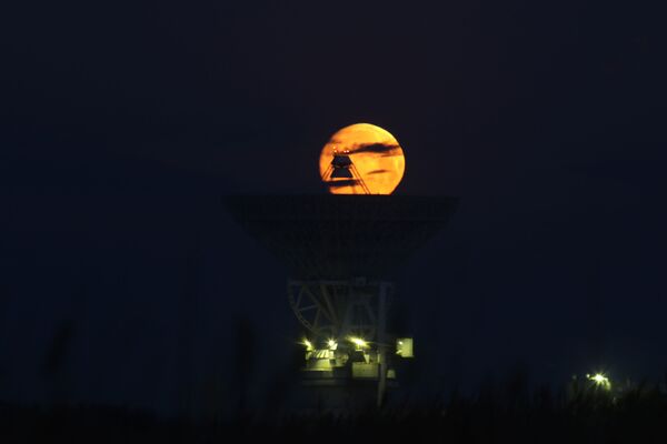 Луна, наблюдаемая над радиотелескопом П-2500 (РТ-70) на территории 40-го отдельного командно-измерительного комплекса в Крыму - Sputnik Азербайджан