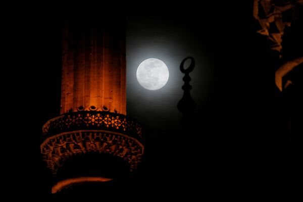 Мечеть Селимие на фоне полной луны в Турции   - Sputnik Азербайджан