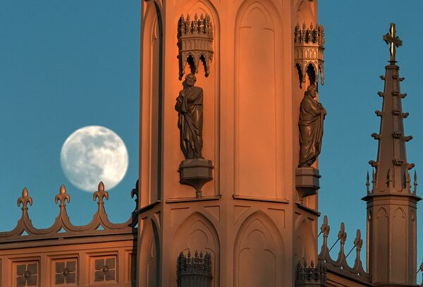 Луна над церковью святого Александра Невского в парке Александрия в Петергофе - Sputnik Азербайджан