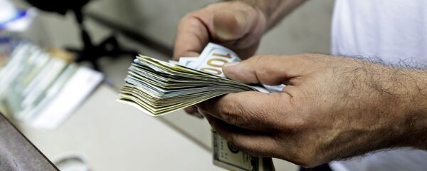 Кассир считает доллары, фото из архива Кассир считает доллары, фото из архива - Sputnik Азербайджан