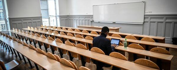 Студент в аудитории, фото из архива - Sputnik Азербайджан