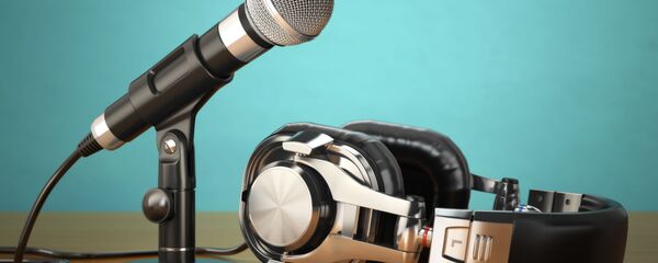 Микрофон и наушники Микрофон и наушники - Sputnik Азербайджан