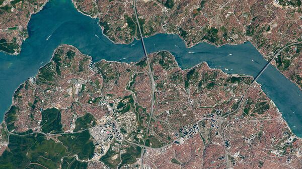 Вид сверху на мосты через пролив Босфор - Sputnik Азербайджан
