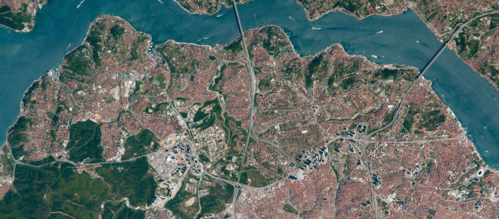 Вид сверху на мосты через пролив Босфор - Sputnik Азербайджан, 1920, 07.04.2021