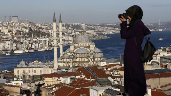 Силуэт женщины на фоне вида Стамбула, Турция - Sputnik Азербайджан