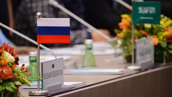 Флаги России и Саудовской Аравии на столах участников заседания стран-участниц соглашения о сокращении добычи нефти ОПЕК+ в Вене - Sputnik Azərbaycan