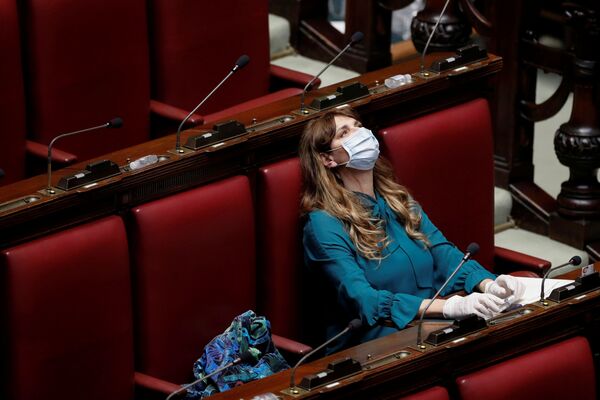 Член палаты депутатов Италии Мария Тереса Бальдини в маске и перчатках - Sputnik Азербайджан